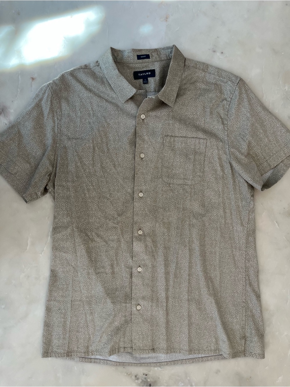 TAYLRD Short-Sleeve Button-Down Shirt in Light Gray Tan